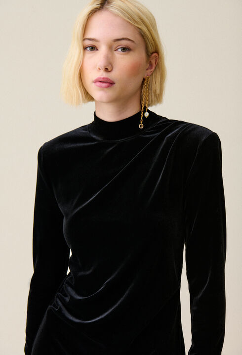 Schwarzes, tailliertes Samtkleid