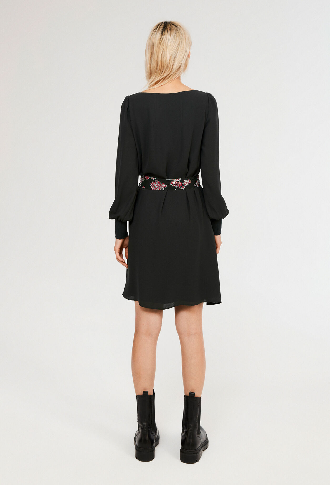 Kleid mit Gürtel