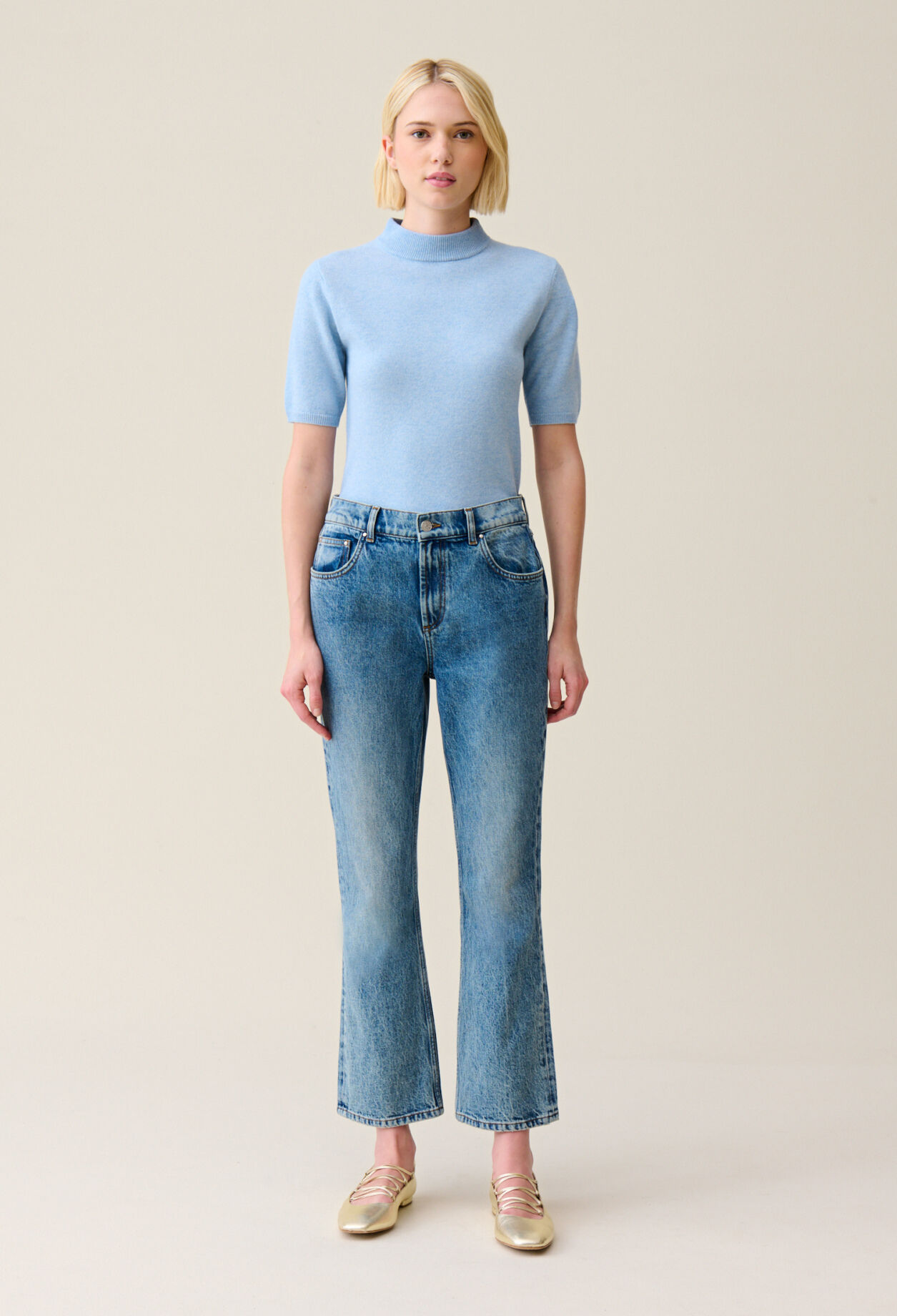 Hellblaue Flared Jeans.