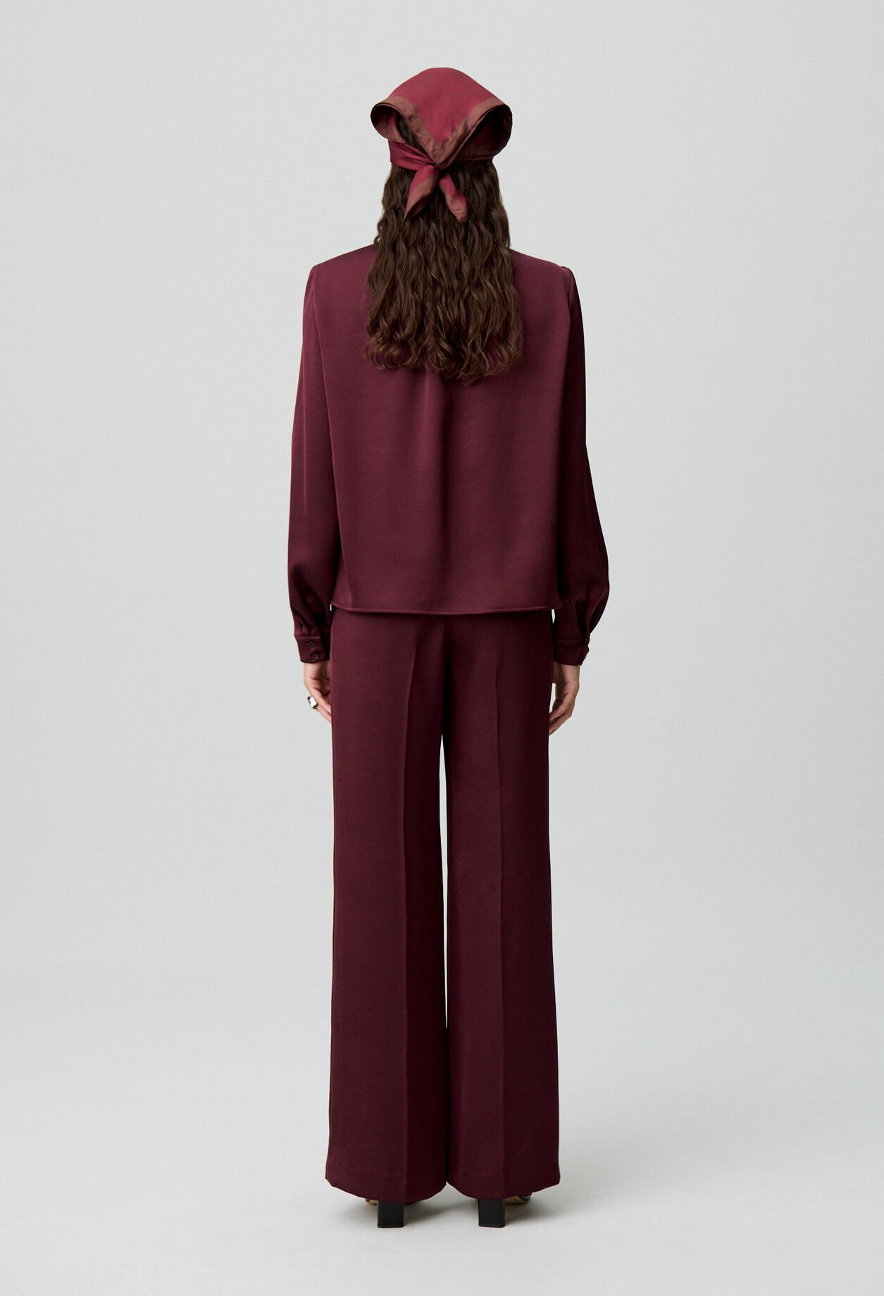 Flowy blouse with lavallière collar