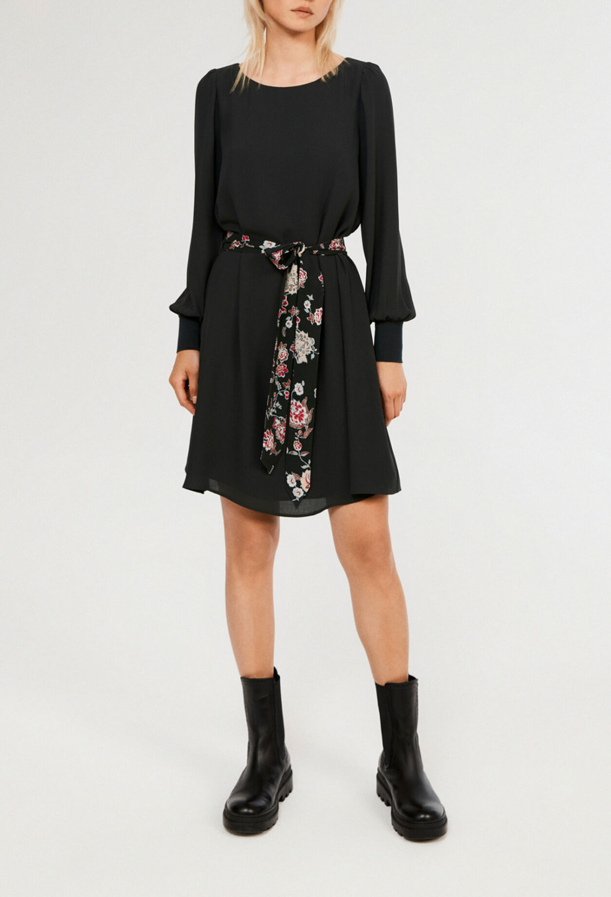 Kleid mit Gürtel