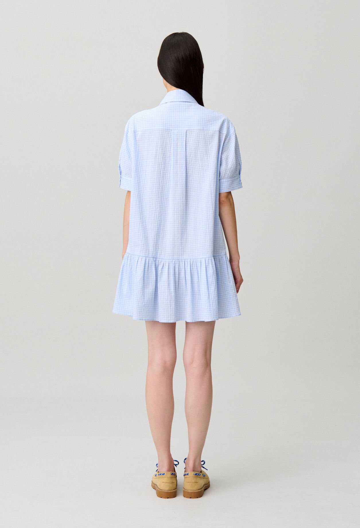 Robe courte lac&eacute;e volants