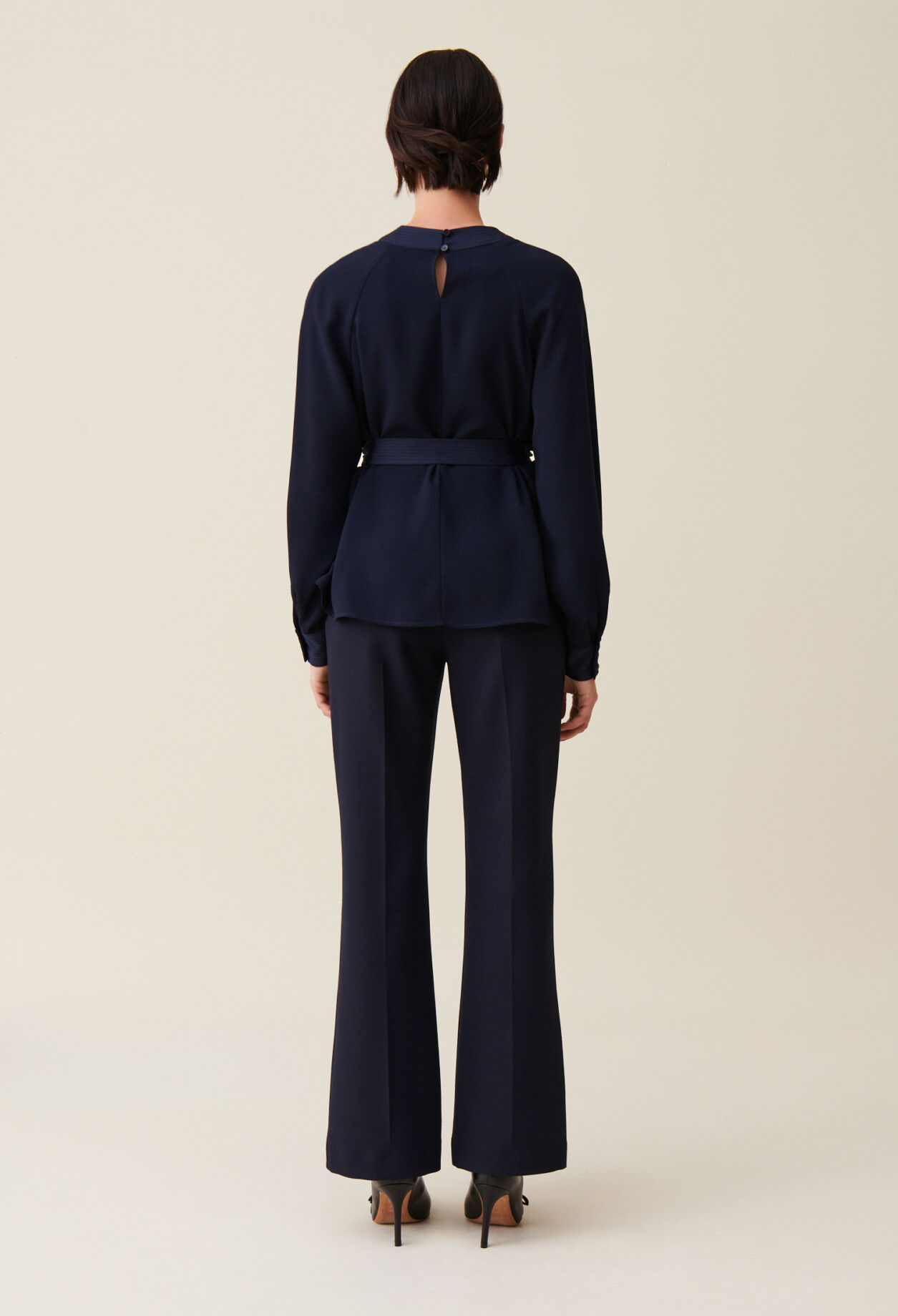 Marine fließende Bluse mit Gürtel