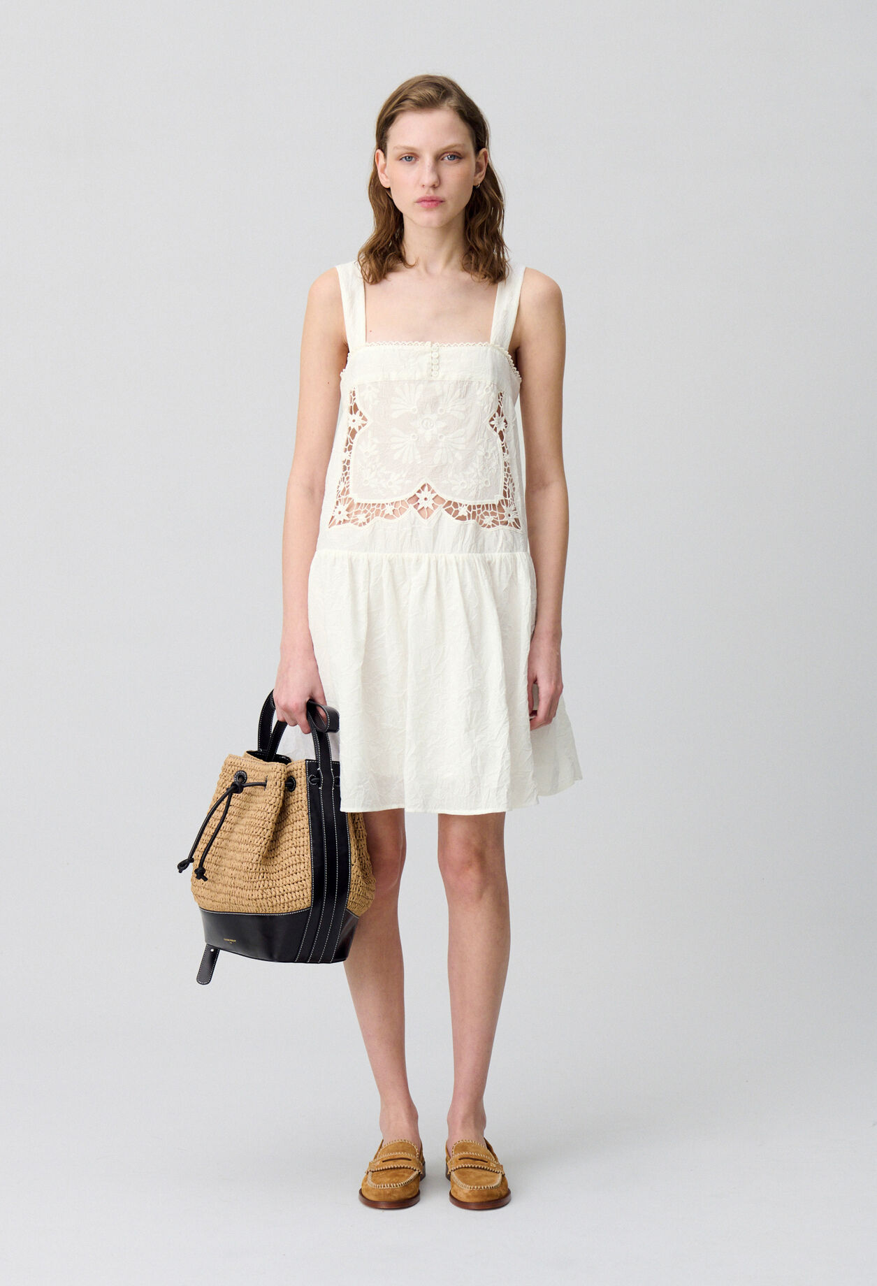 Kurzes Kleid besticktem Oberteil