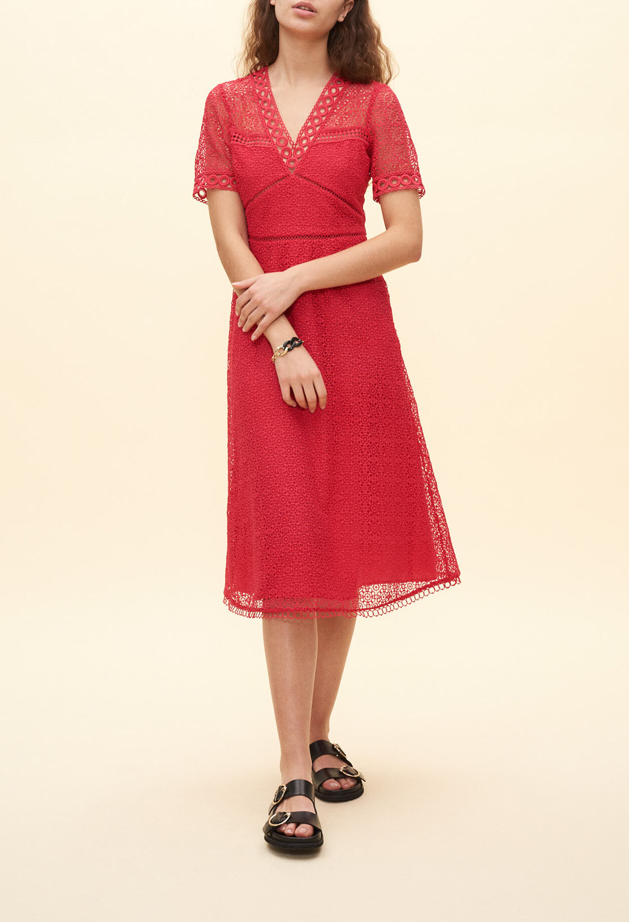 Robe longue en guipure rouge