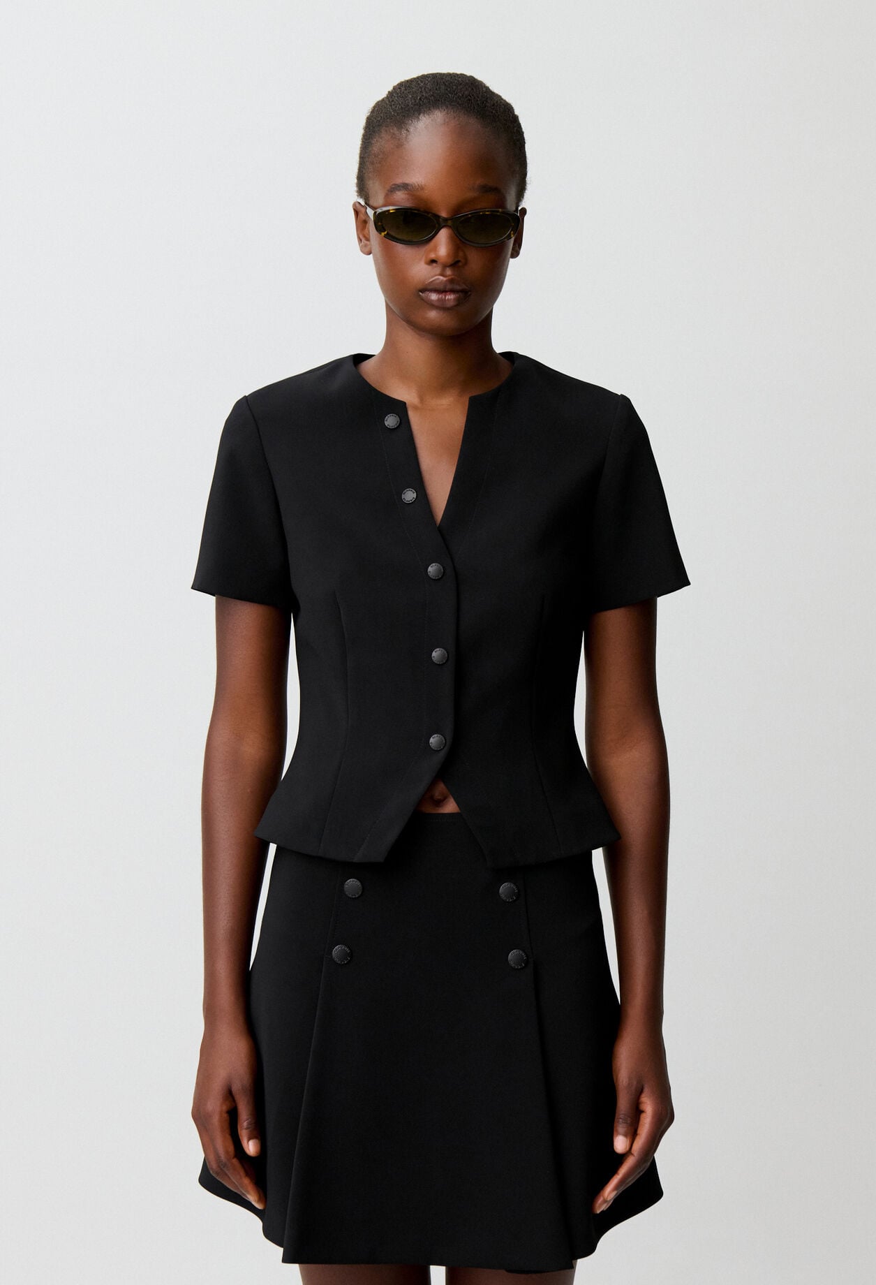 Top cintr&eacute; col V boutonn&eacute;
