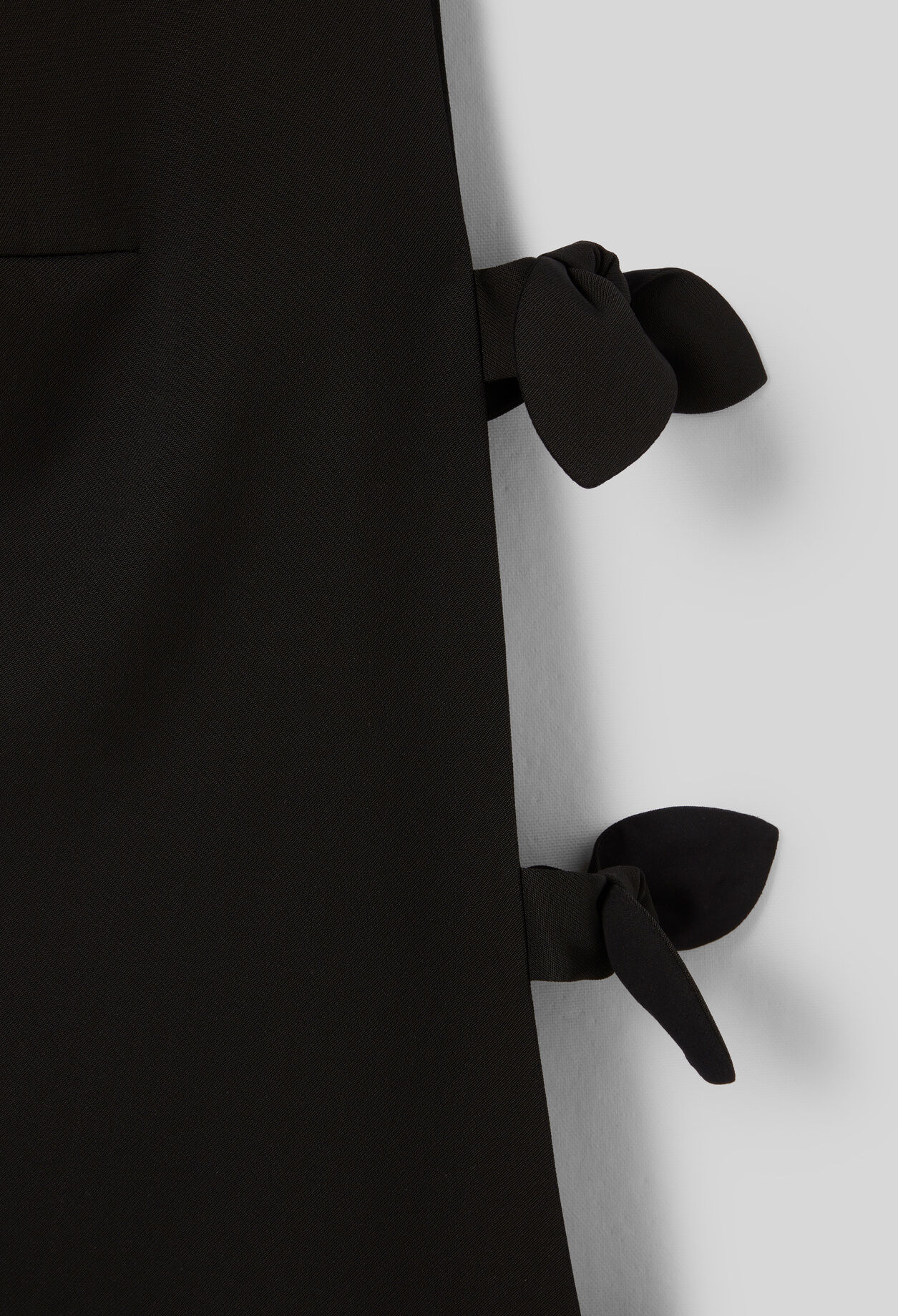 Kurzes Kleid mit Schleifen