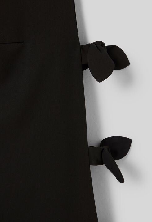 Kurzes Kleid mit Schleifen