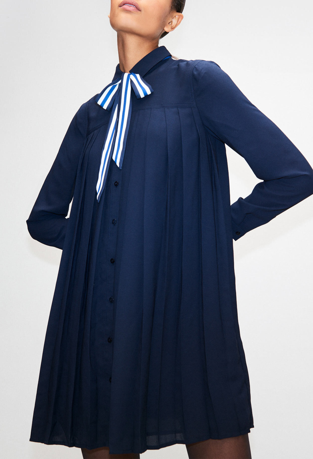 Robe chemise plissée détail lavallière