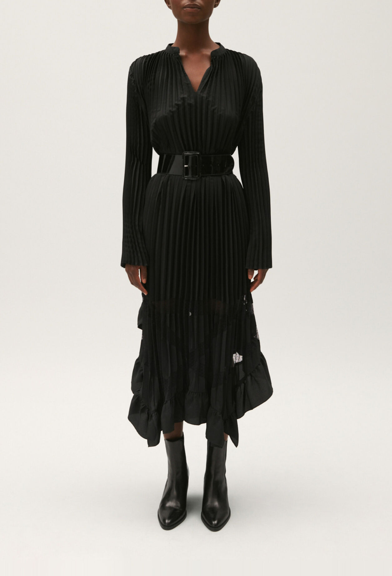 Langes, plissiertes Kleid mit Volants