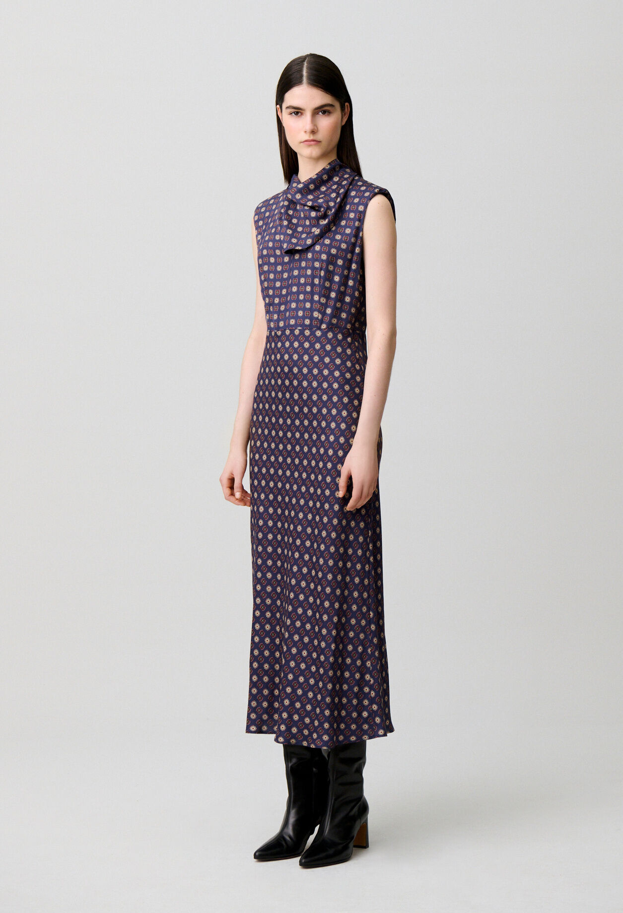 Flie&szlig;endes Kleid, Schluppenkragen