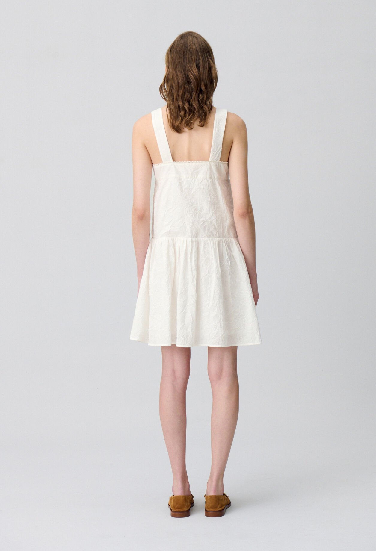 Kurzes Kleid besticktem Oberteil