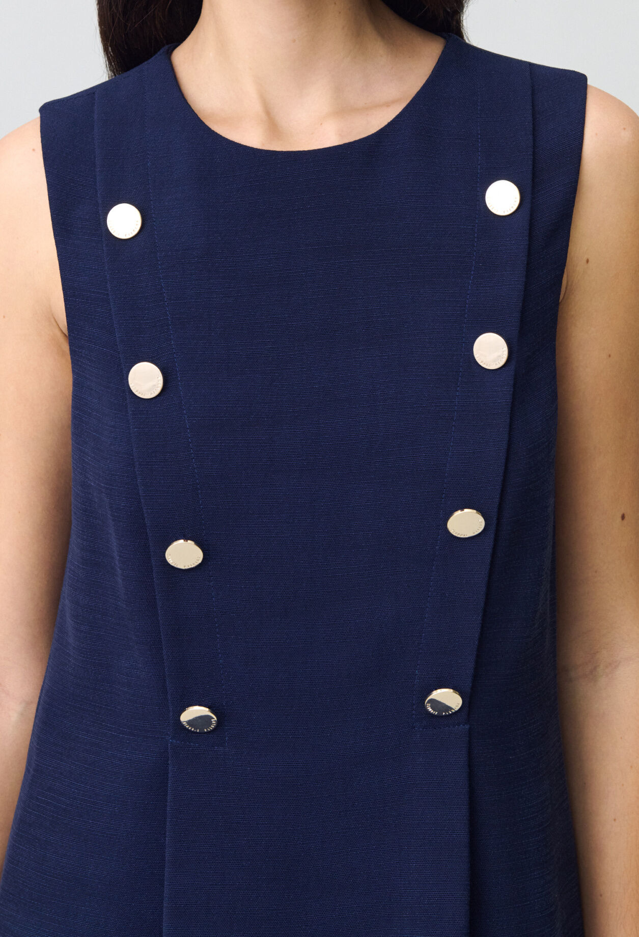 Tailliertes kurzes Kleid