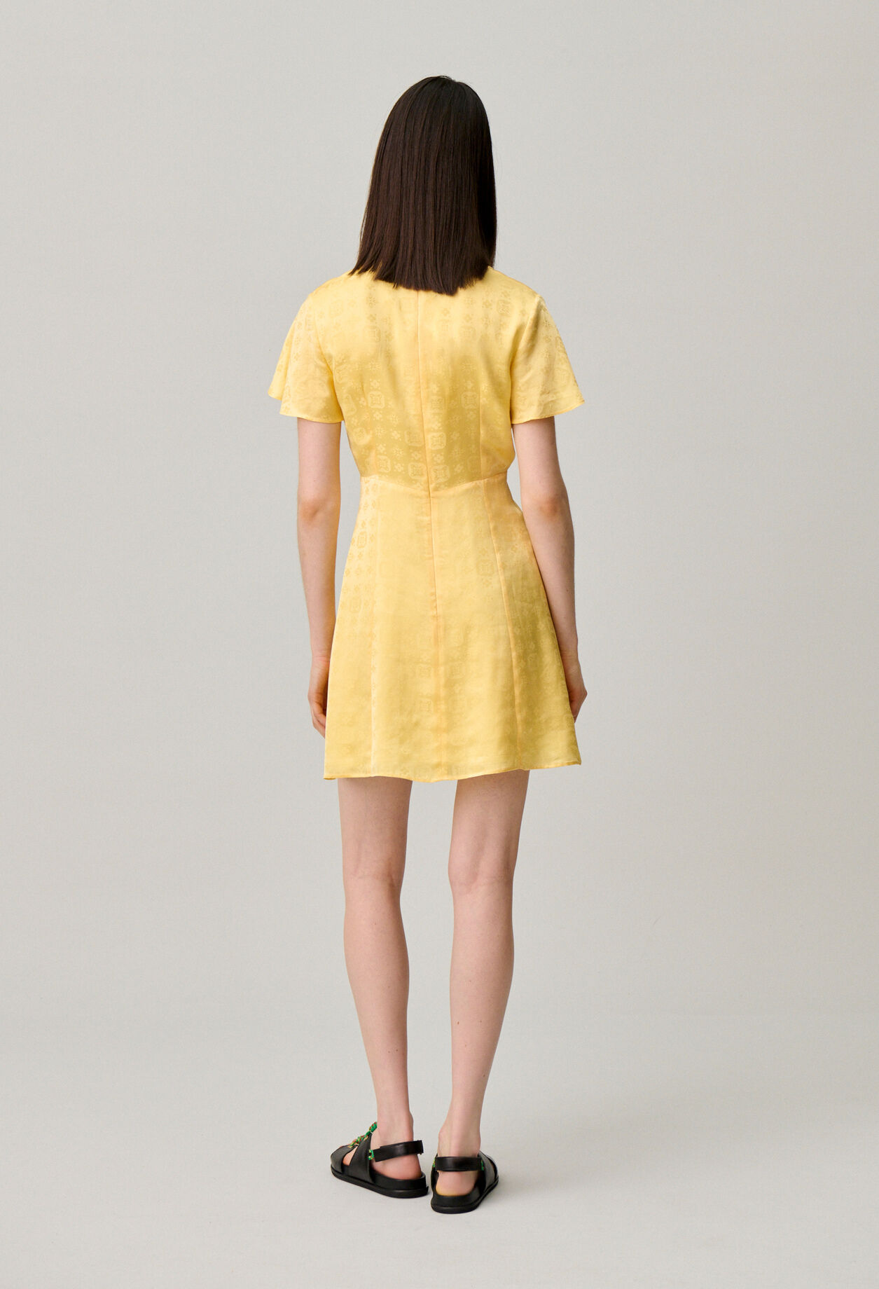 Kurzes flie&szlig;endes Kleid