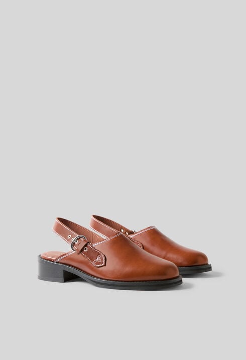 Sabots cuir lisse surpiqu&eacute;s