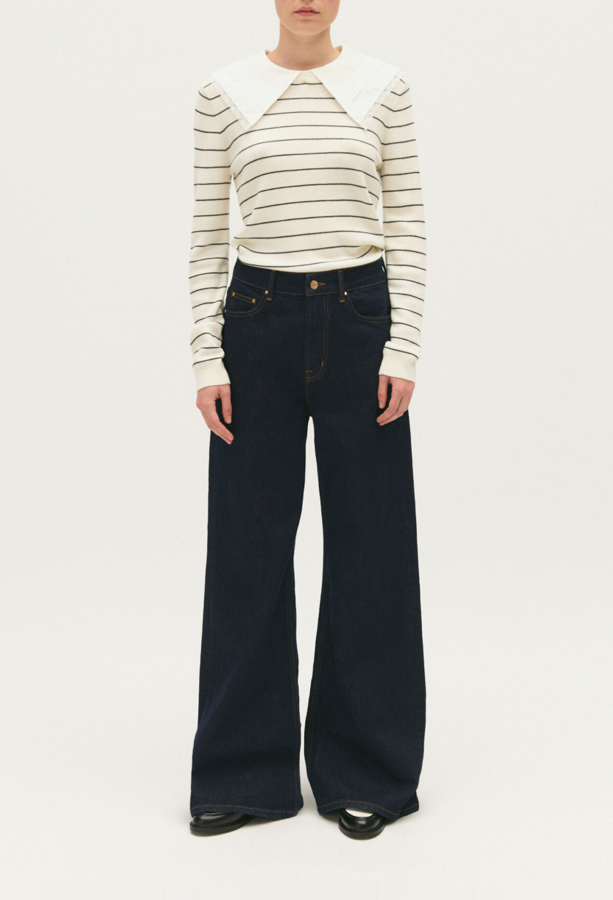 Jumper with removable collar