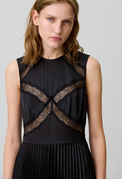 Robe longue satinée plissée
