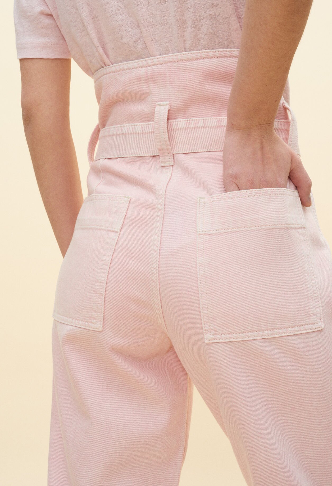 Mom-Jeans mit Gürtel