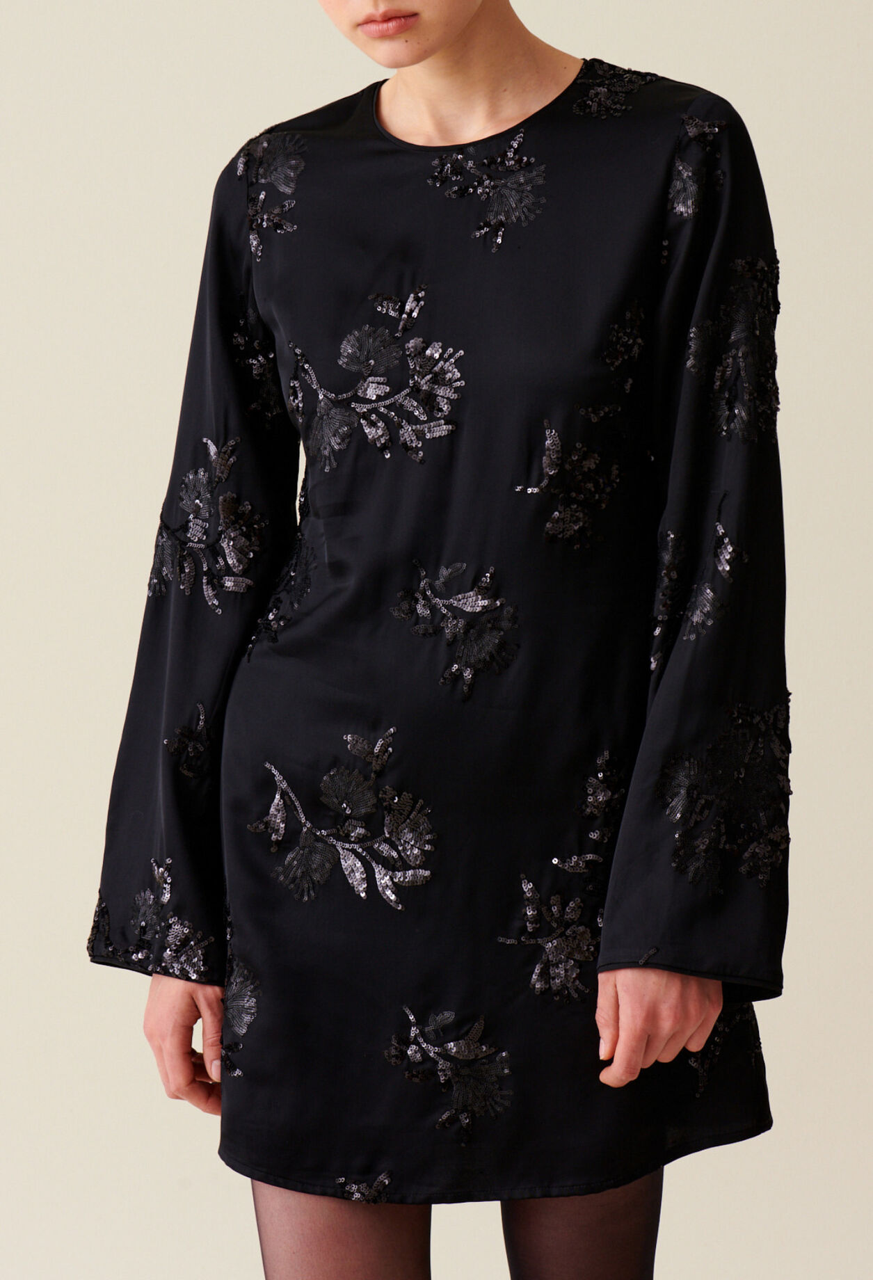 Robe courte noire sequins brod&eacute;s