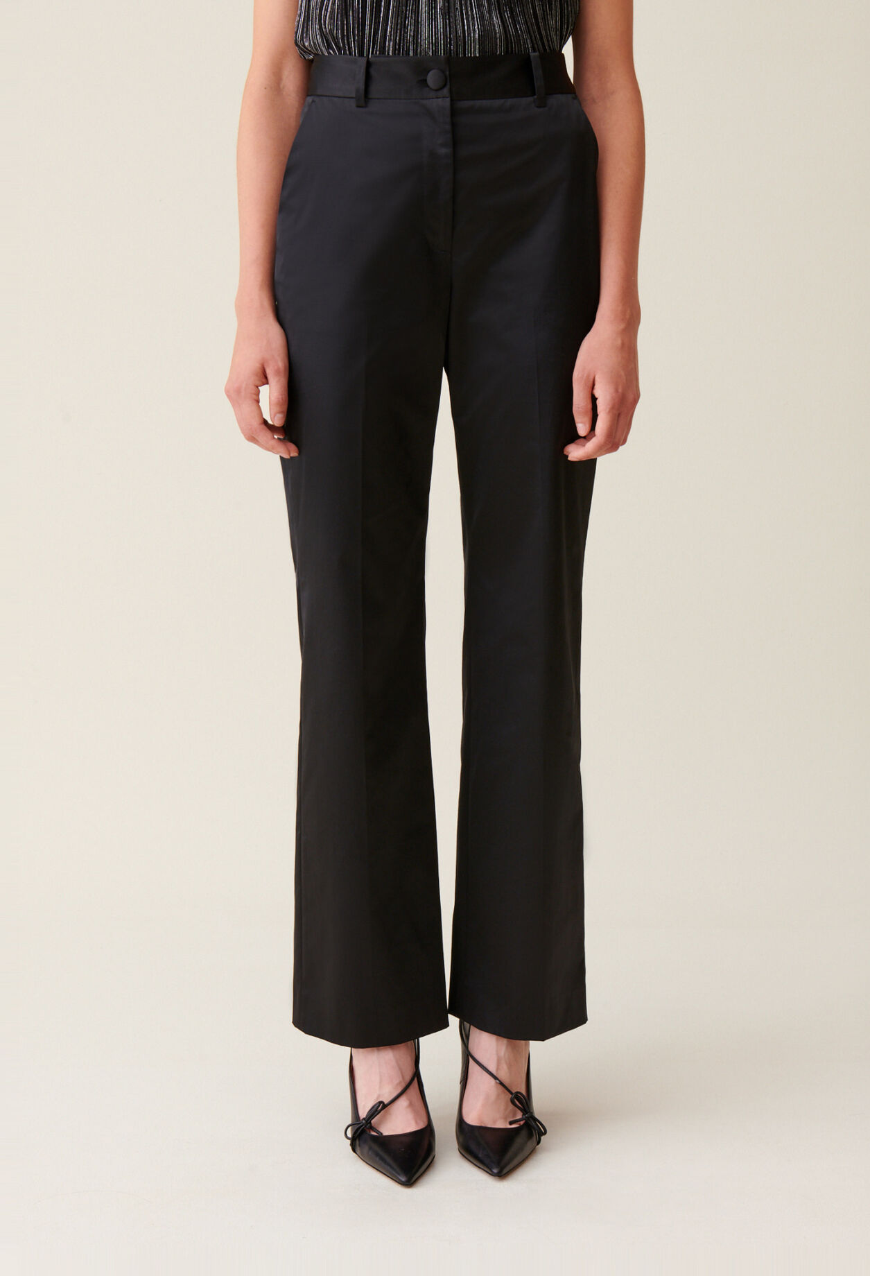 Schwarze schmale Satin-Hose