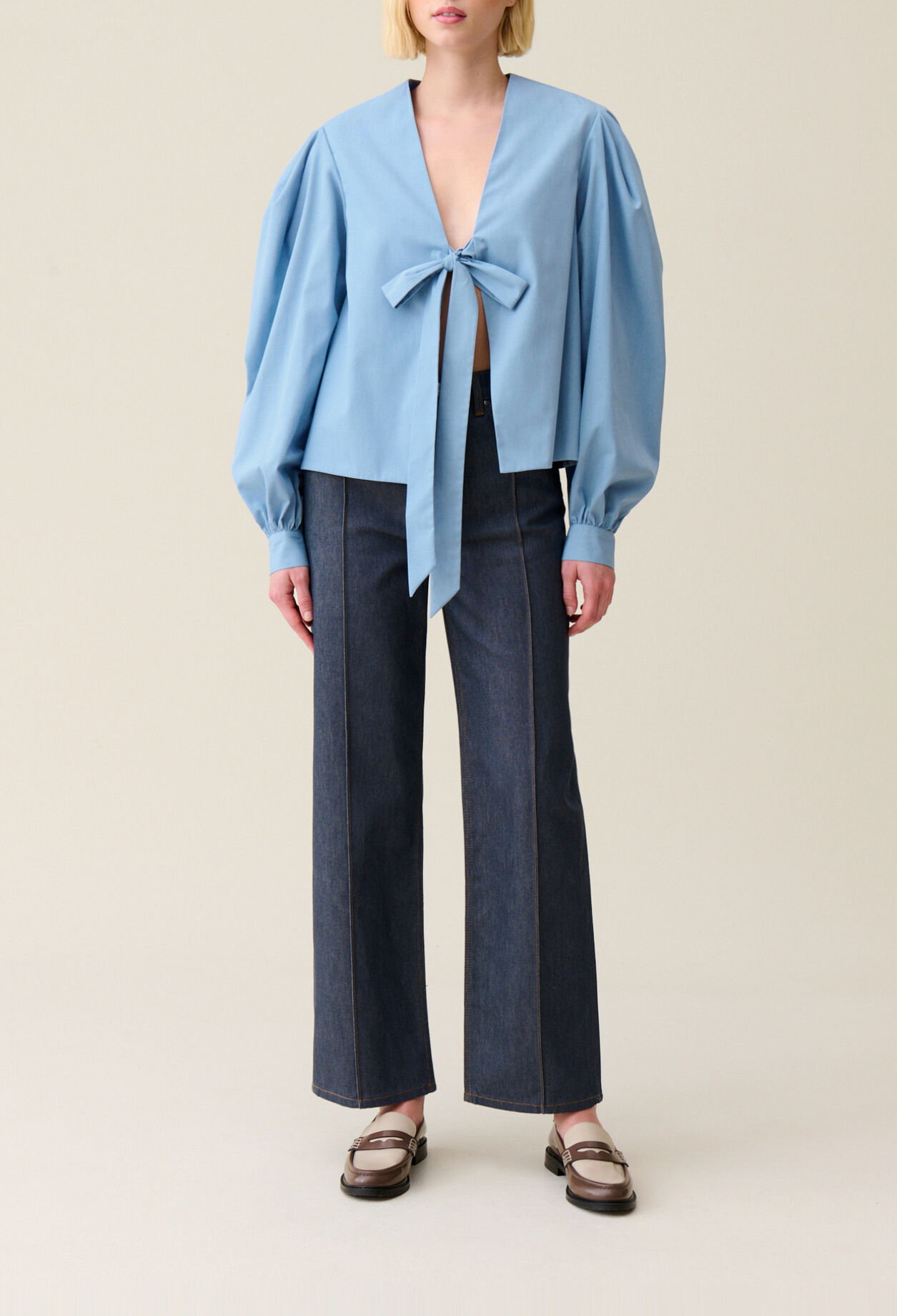 Blouse col V &agrave; nouer