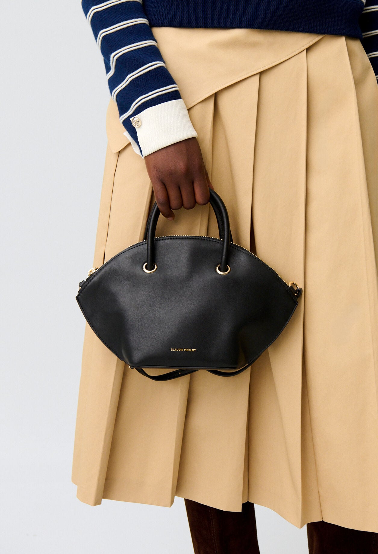 Glattledertasche mit Goldringen