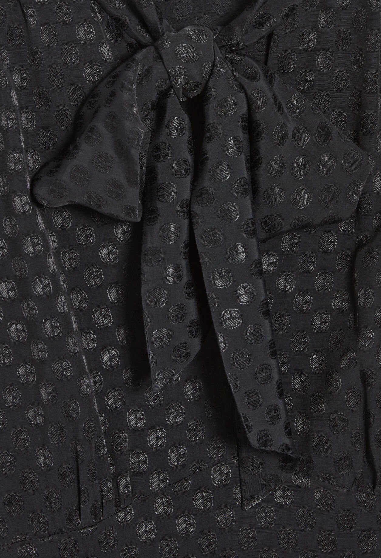 Schwarzes Kleid mit Lavallière-Kragen