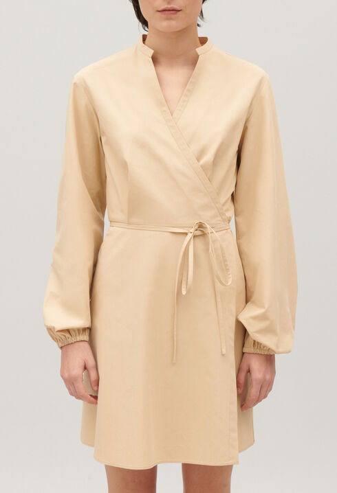 Kurzes Wickelkleid mit Mao-Kragen
