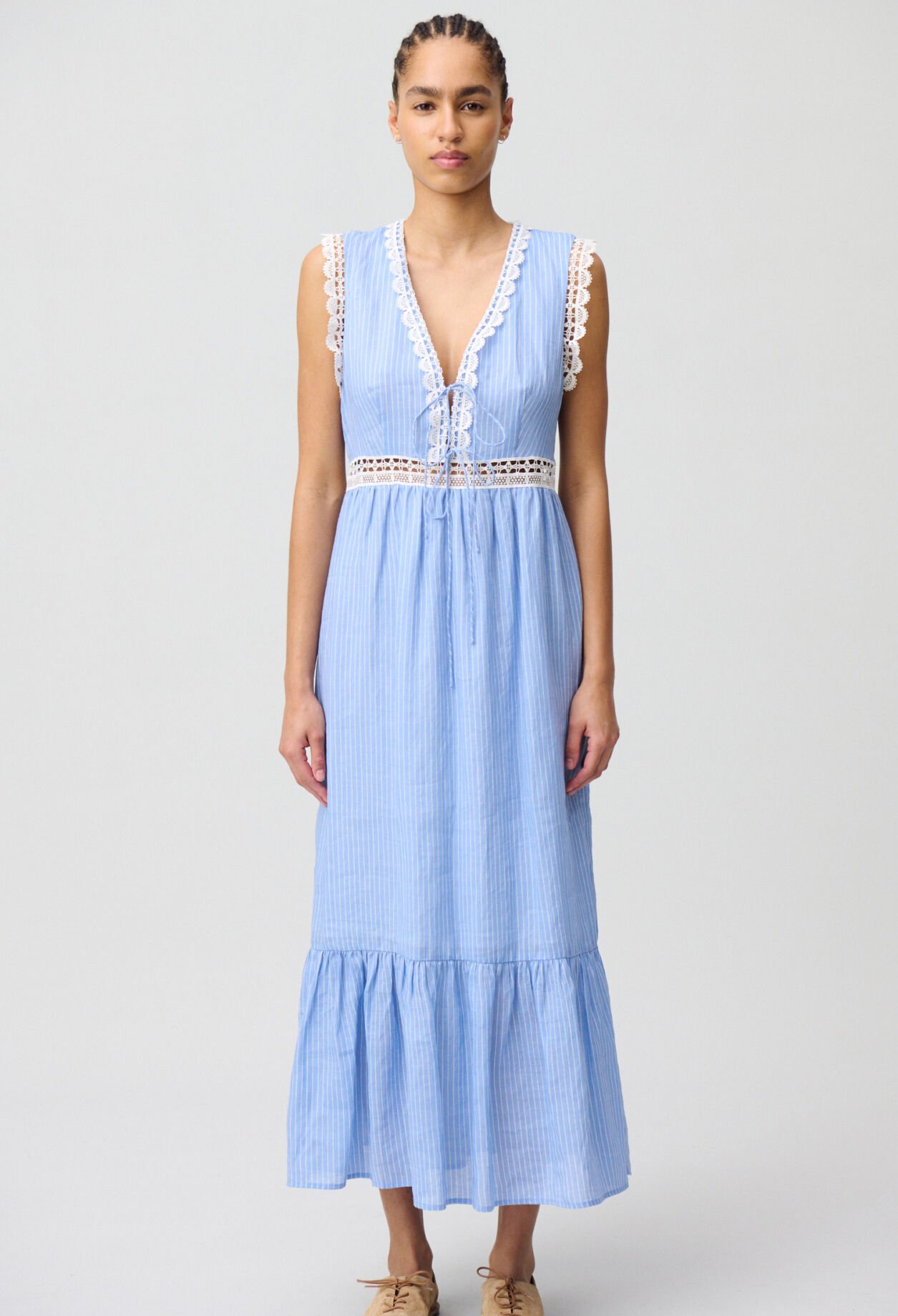 Langes gestreiftes Spitzenkleid
