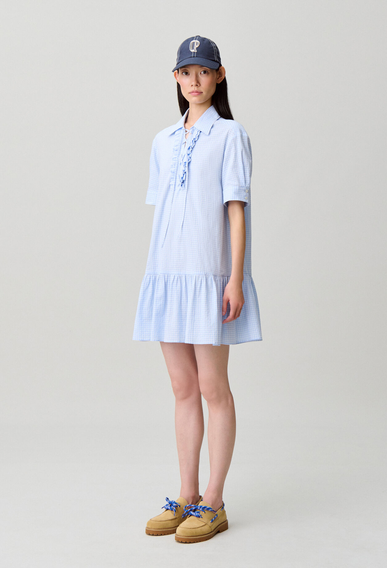 Robe courte lac&eacute;e volants