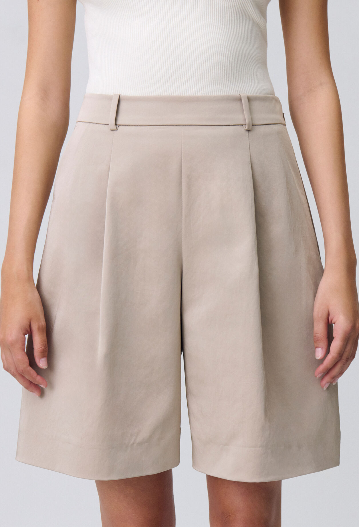 Kurze Bermuda-Shorts mit Falten.