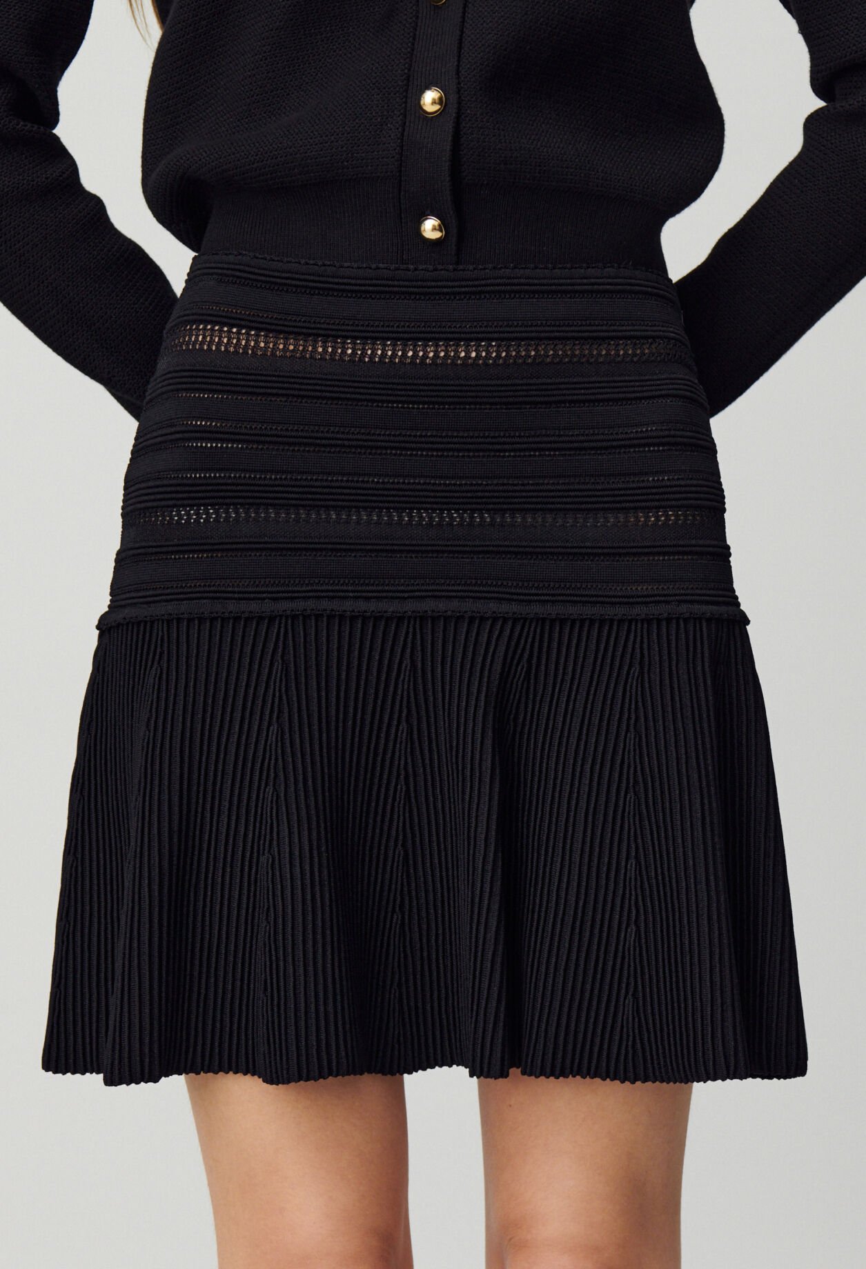 Short fine-knit skirt