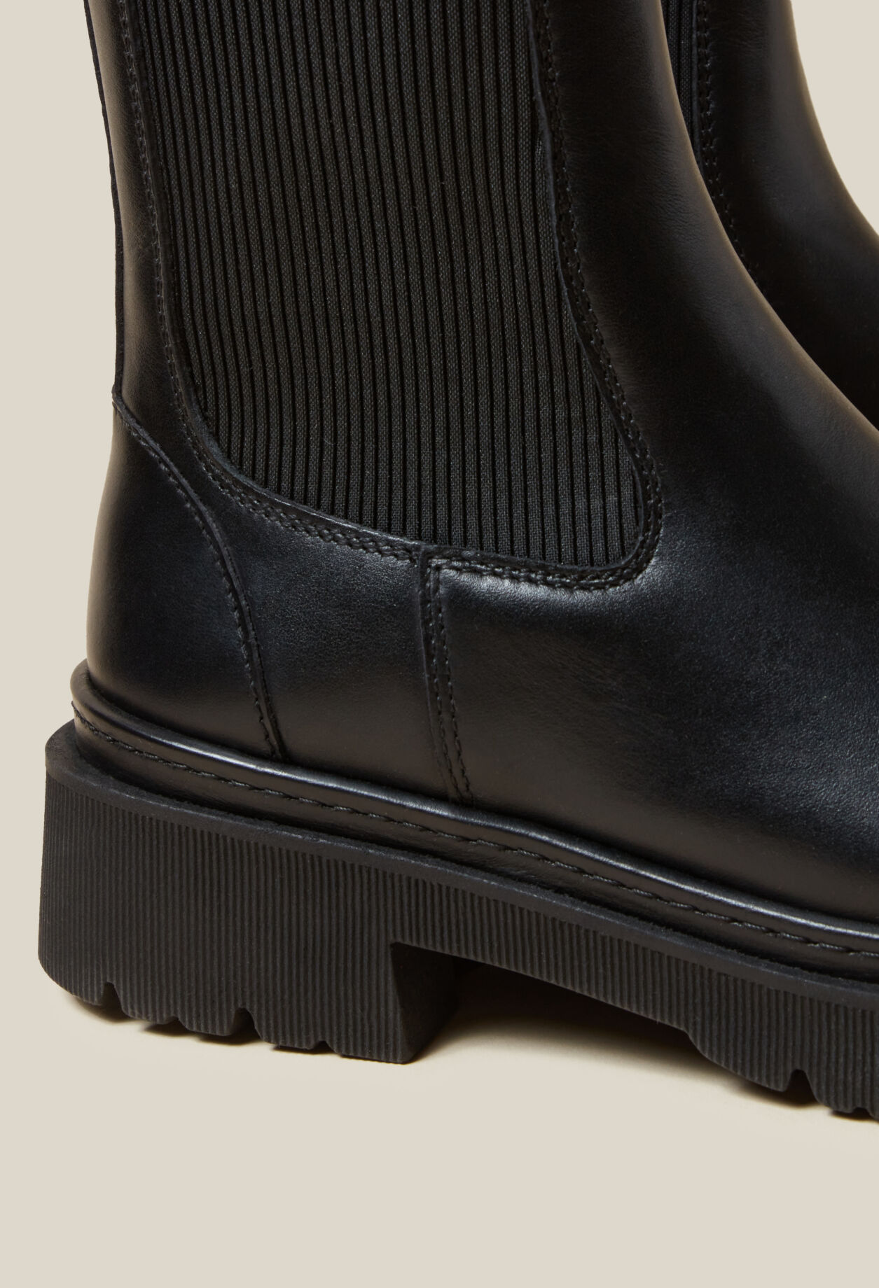 Chelsea-Boots aus schwarzem Leder