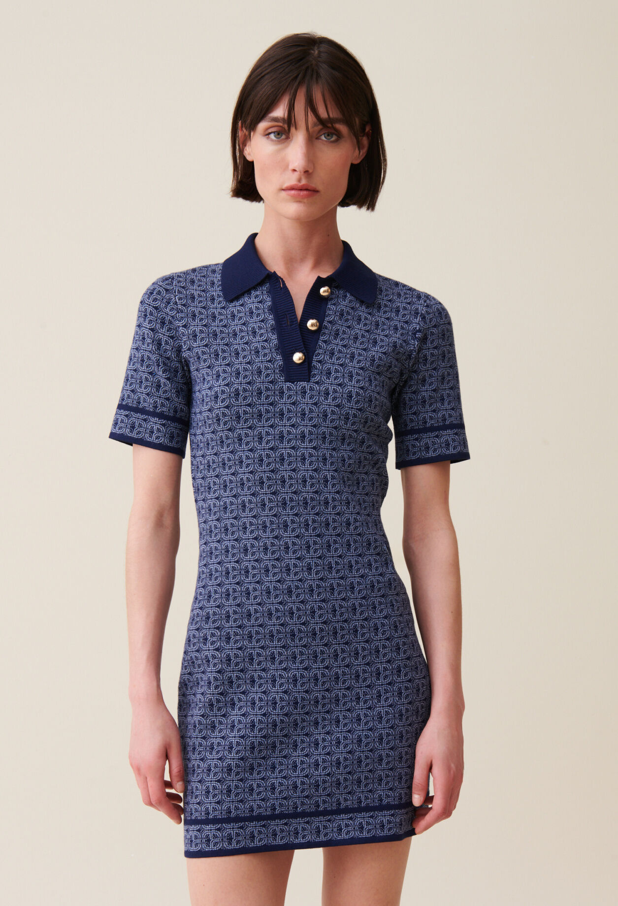 Kurzes marineblaues Monogrammkleid