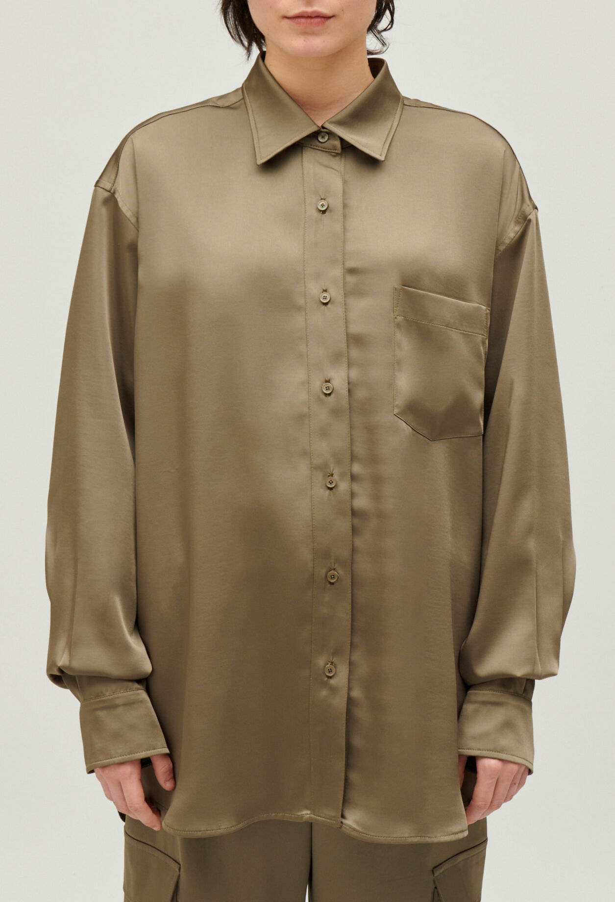 Chemise satin&eacute;e ample kaki