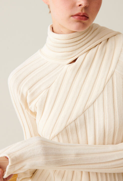 Langes Strickkleid mit Bindeschal