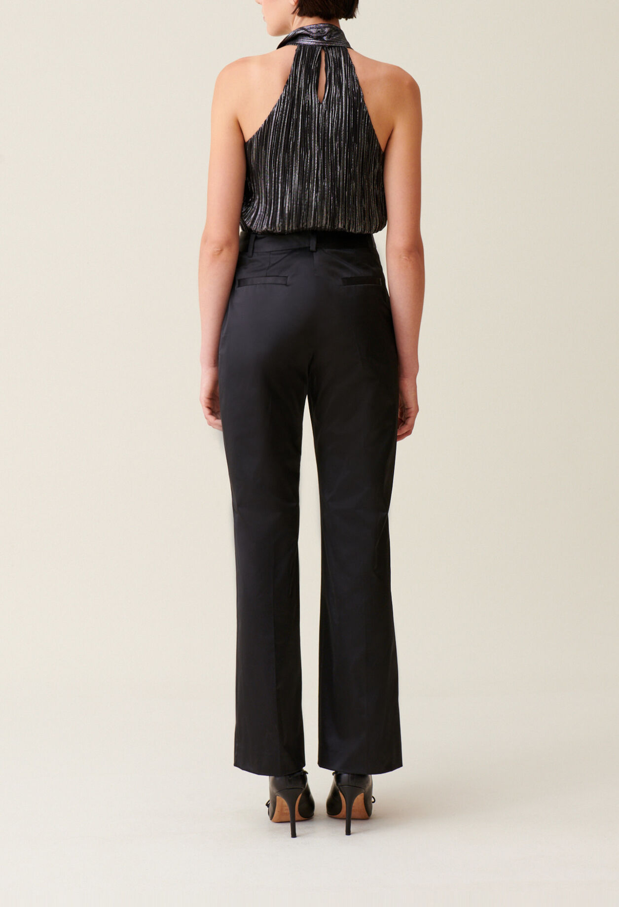 Schwarze schmale Satin-Hose