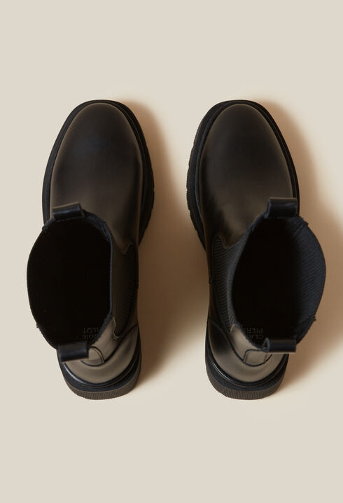 Black leather Chelsea boots