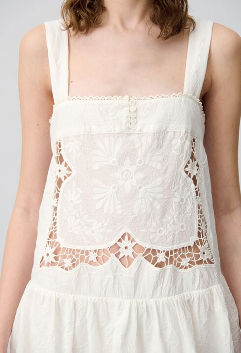 Kurzes Kleid besticktem Oberteil