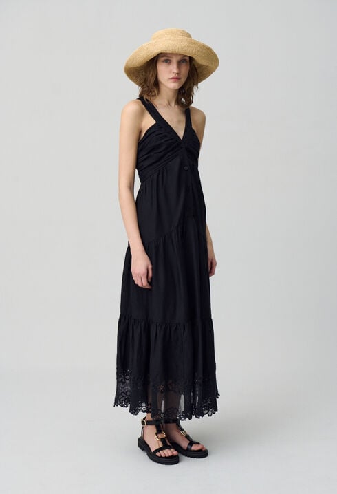 Langes Kleid mit Blumenstickereien