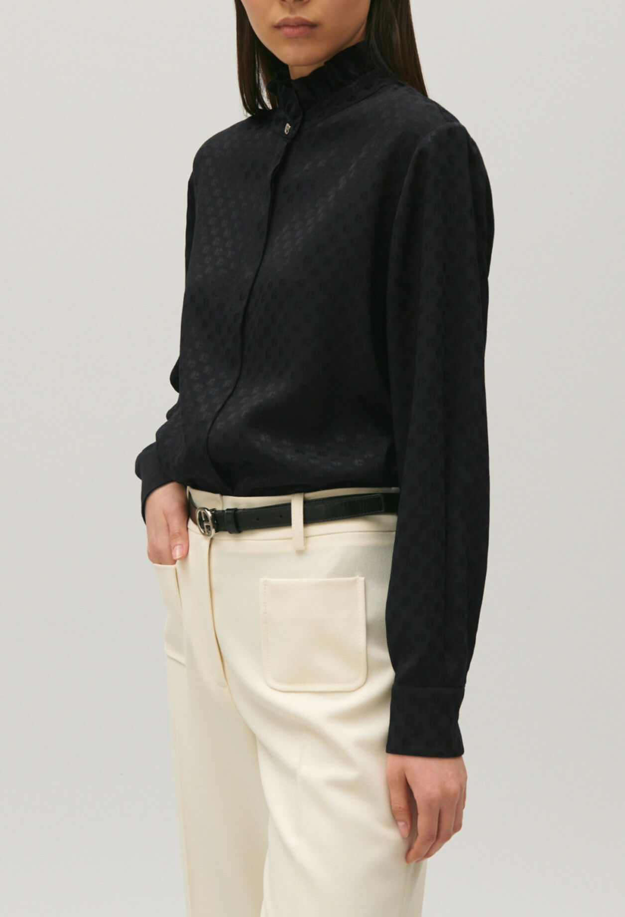 Schwarze fließende Hemdbluse