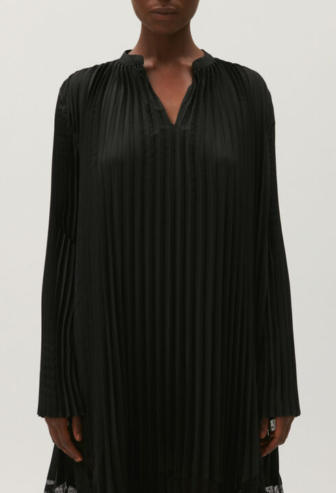 Langes, plissiertes Kleid mit Volants