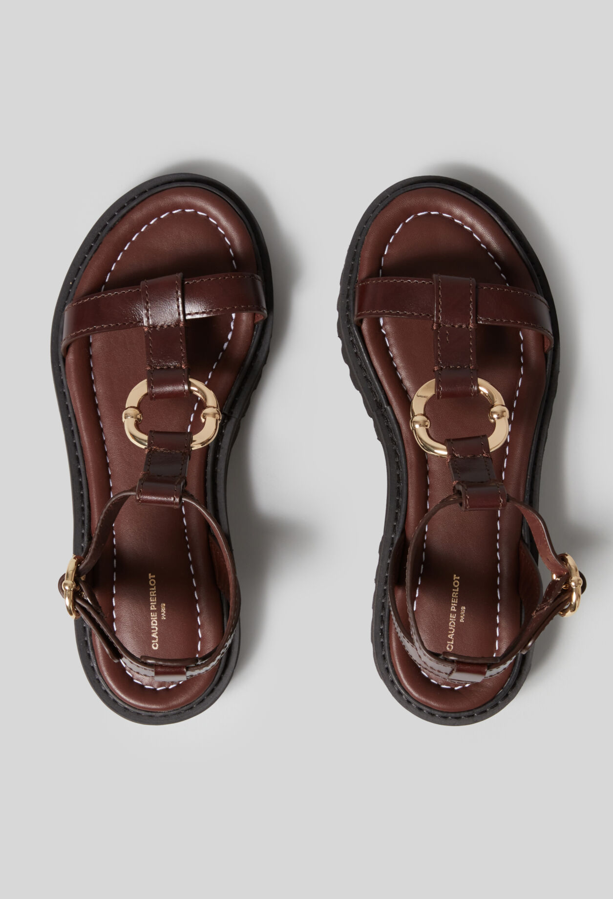 Ledersandalen mit goldenem Ring