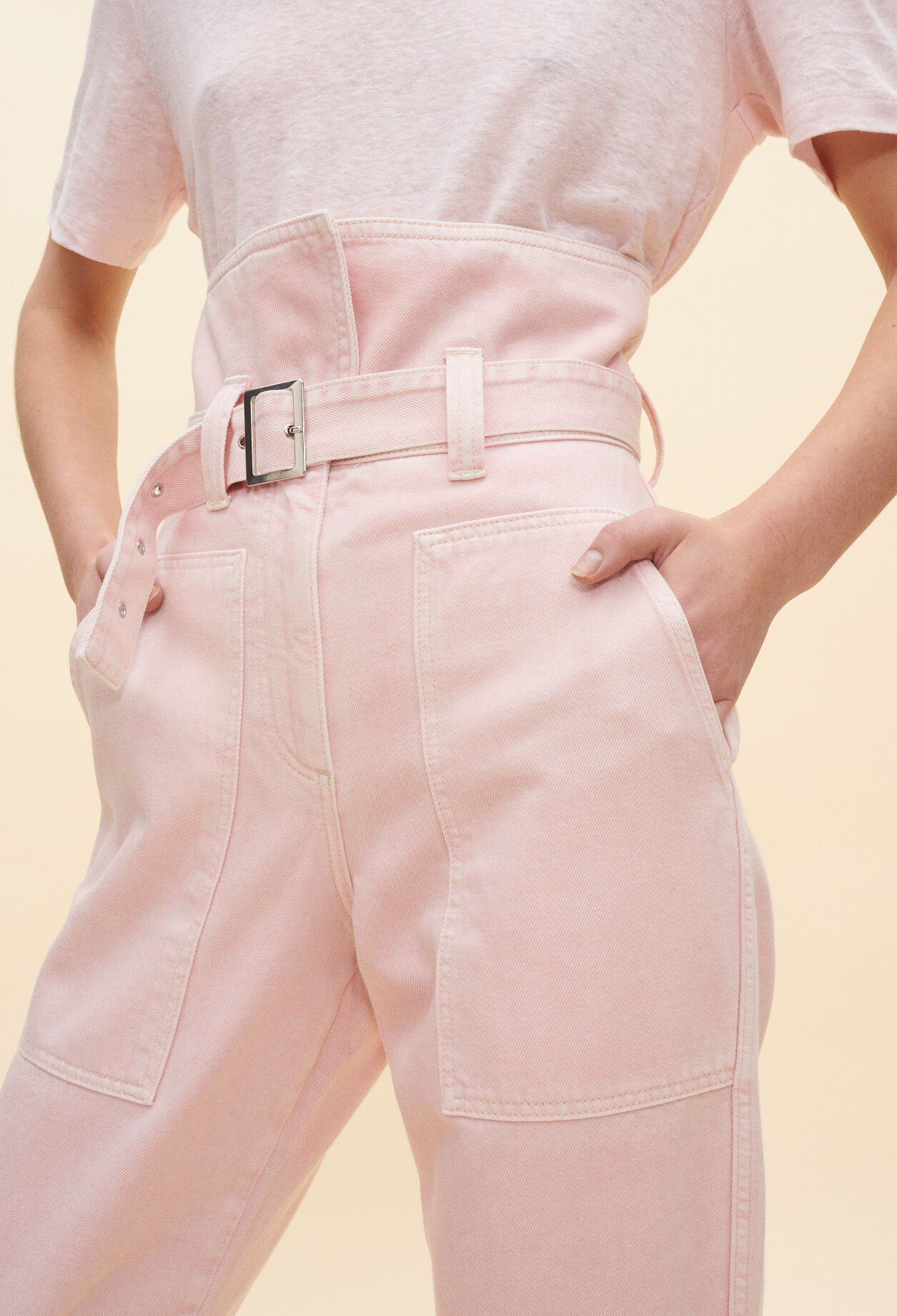 Mom-Jeans mit Gürtel