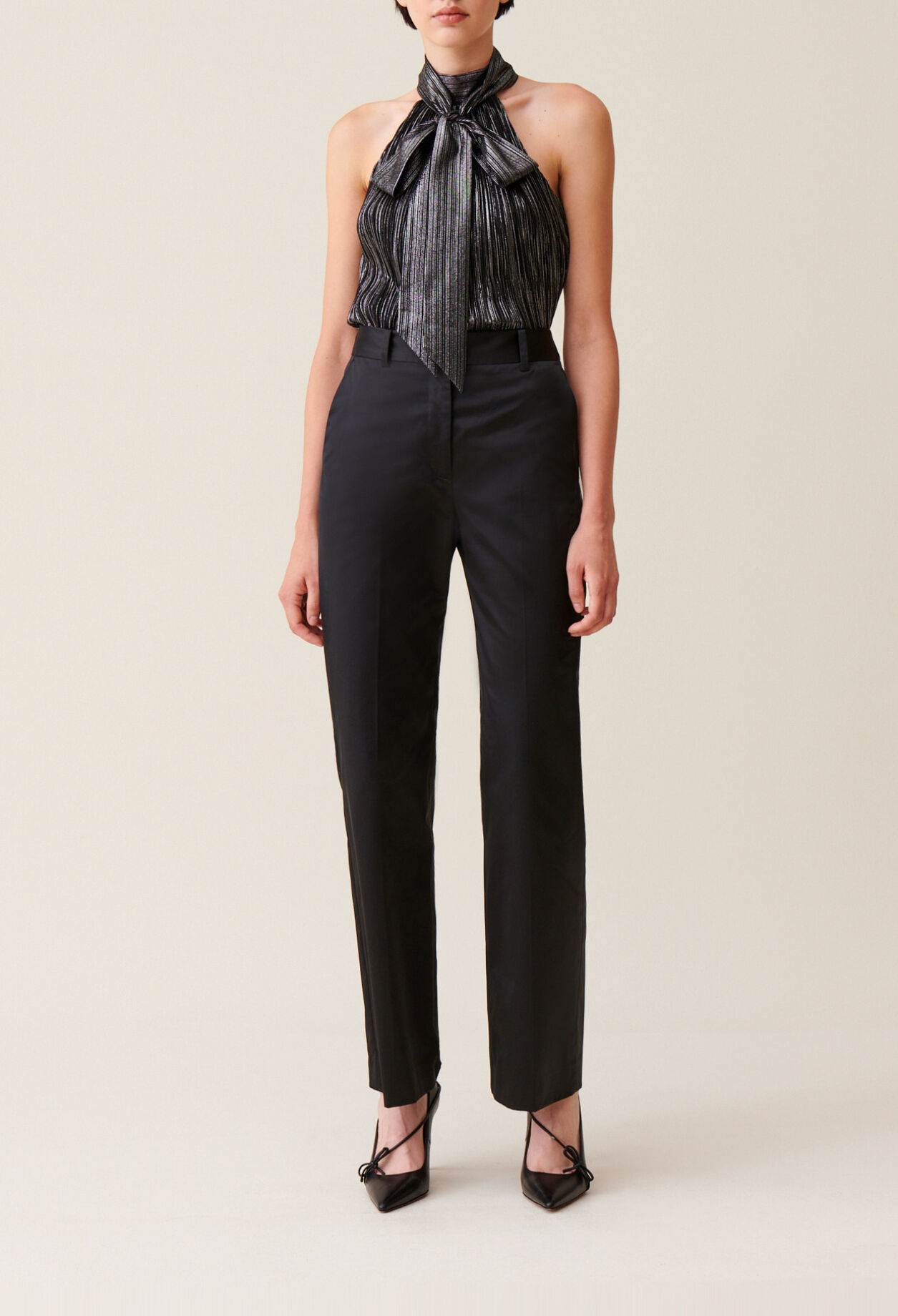 Schwarze schmale Satin-Hose