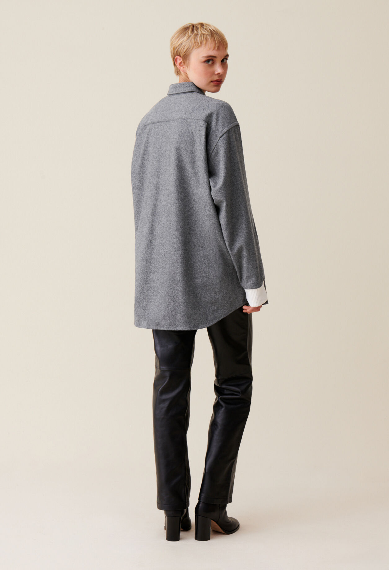 Oversize-Hemdjacke in Grau