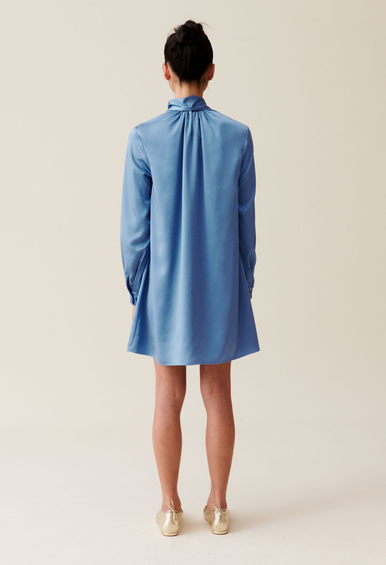 Schwarzes Kleid mit Schluppe