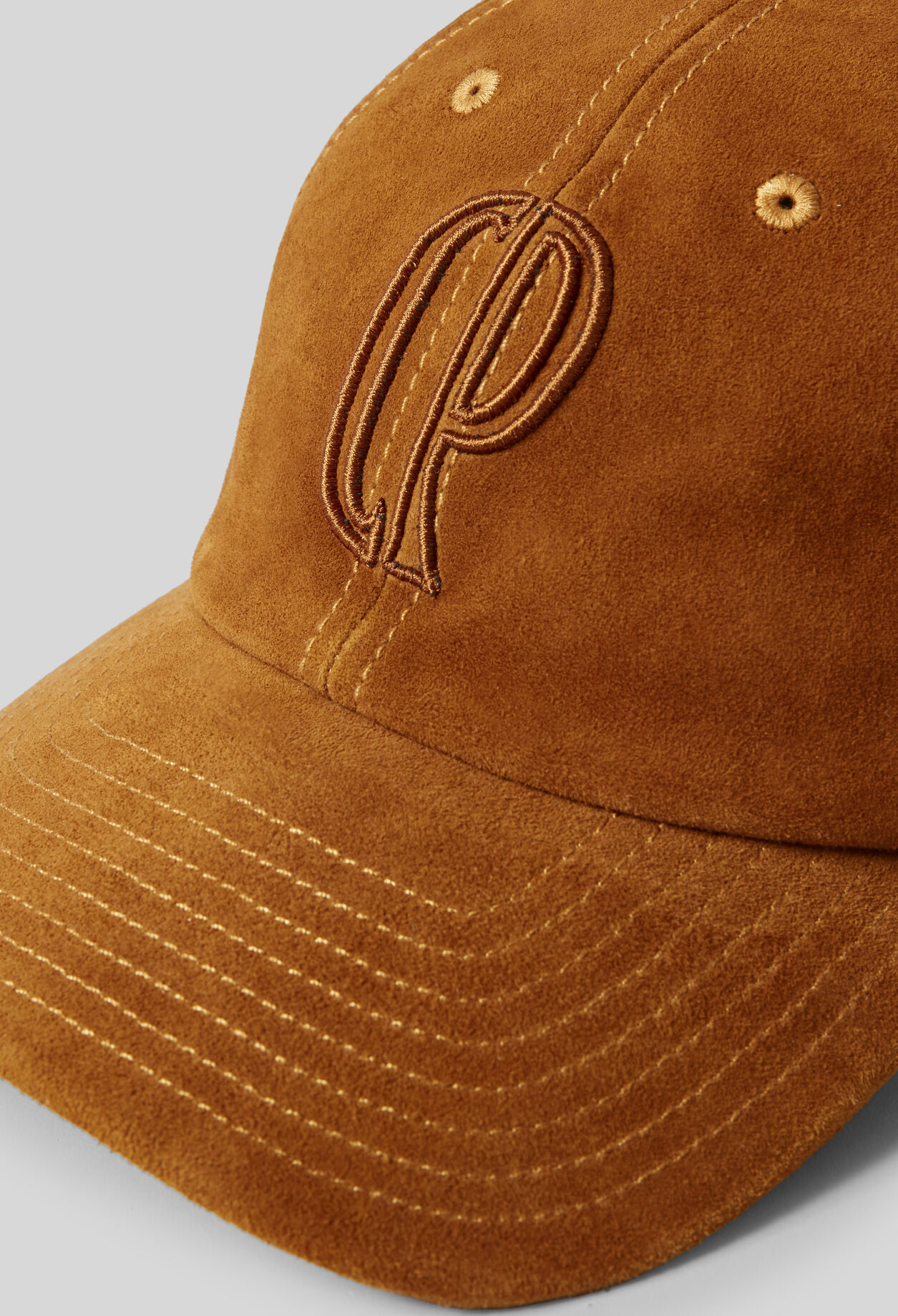 Kappe mit Monogrammstickerei aus Leder