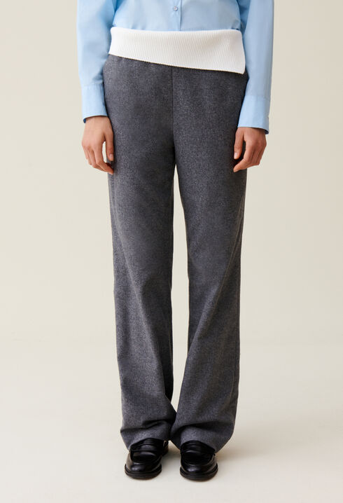 Gerade Hose kontrastierender Gürtel