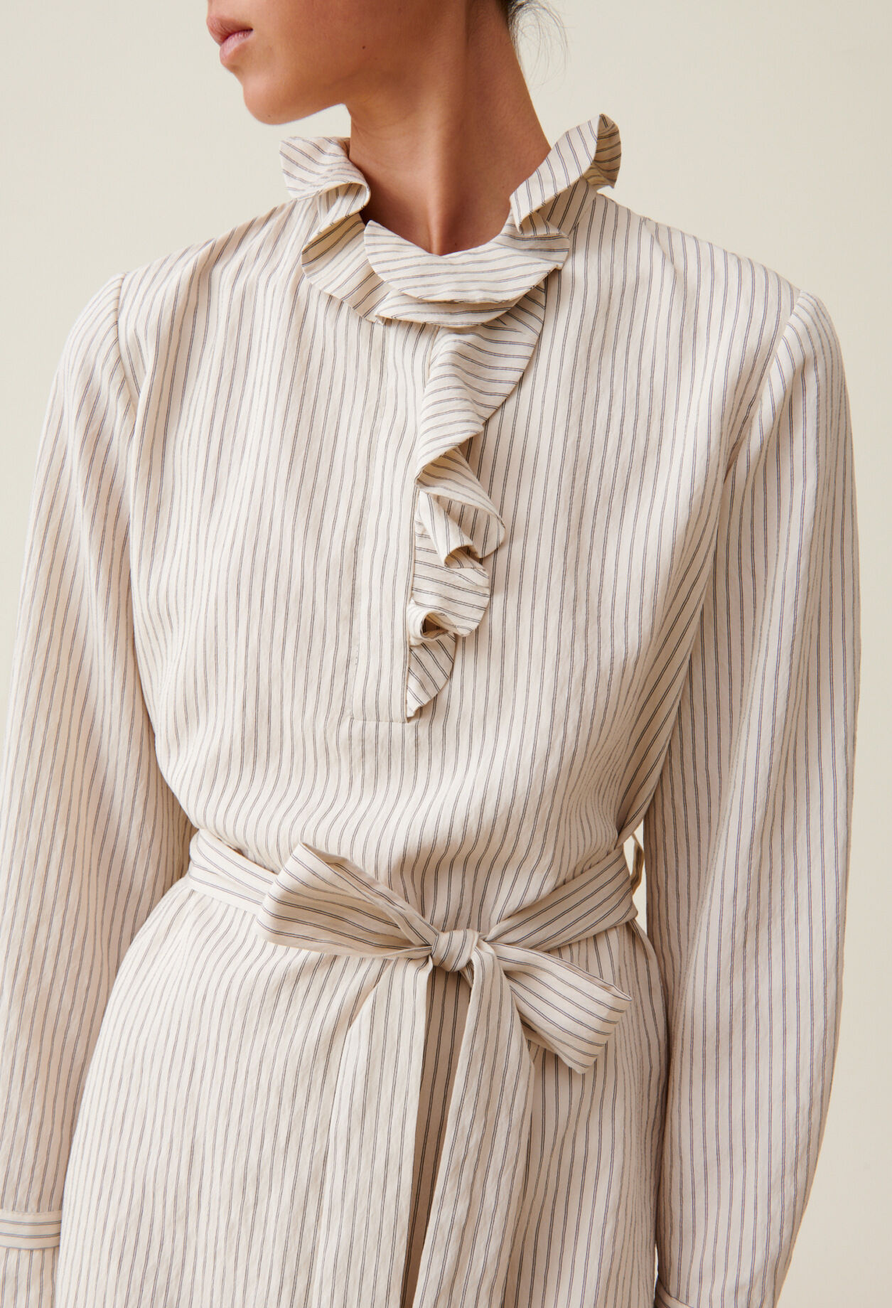 Gestreiftes Kleid mit Rüschenkragen